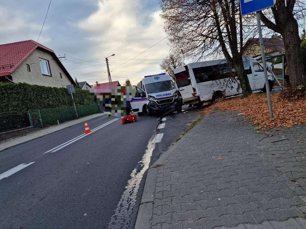 Zderzenie busa z karetką w Lgocie. Fot. Champion Pomoc Drogowa