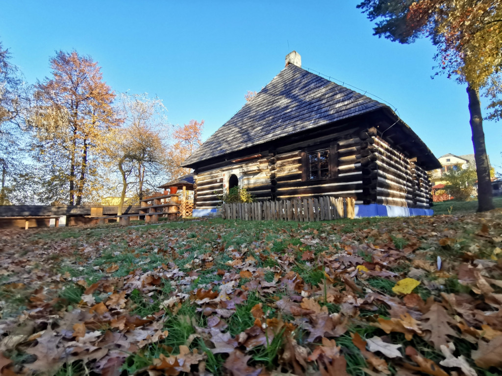 Skansen w Wygiełzowie jesienią. Jest pięknie i kolorowo