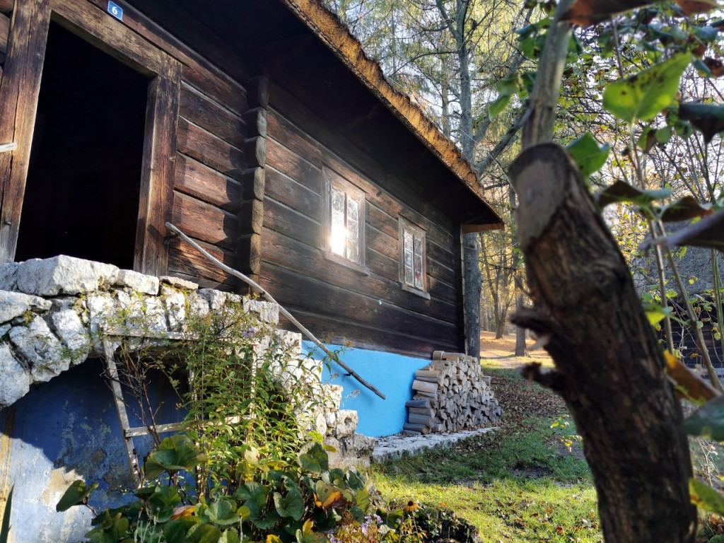 Skansen w Wygiełzowie jesienią. Jest pięknie i kolorowo