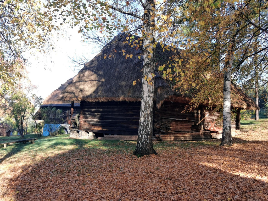 Skansen w Wygiełzowie jesienią. Jest pięknie i kolorowo