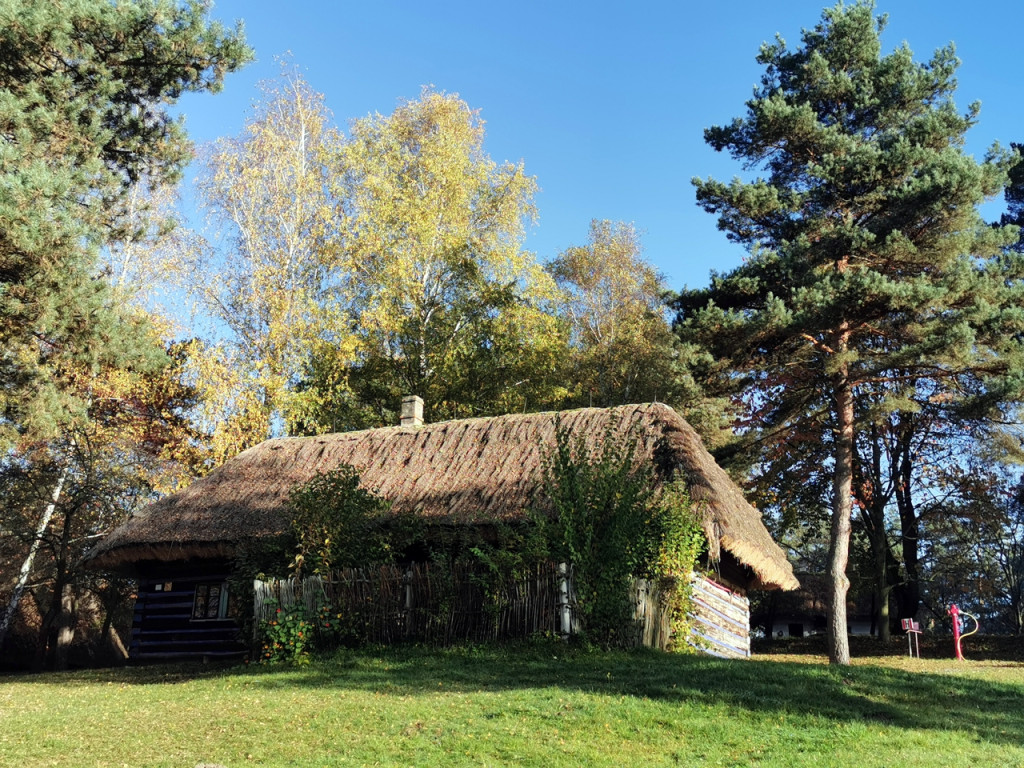 Skansen w Wygiełzowie jesienią. Jest pięknie i kolorowo