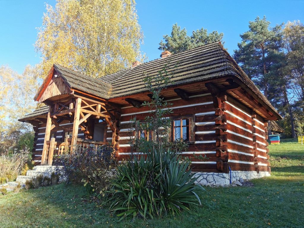 Skansen w Wygiełzowie jesienią. Jest pięknie i kolorowo