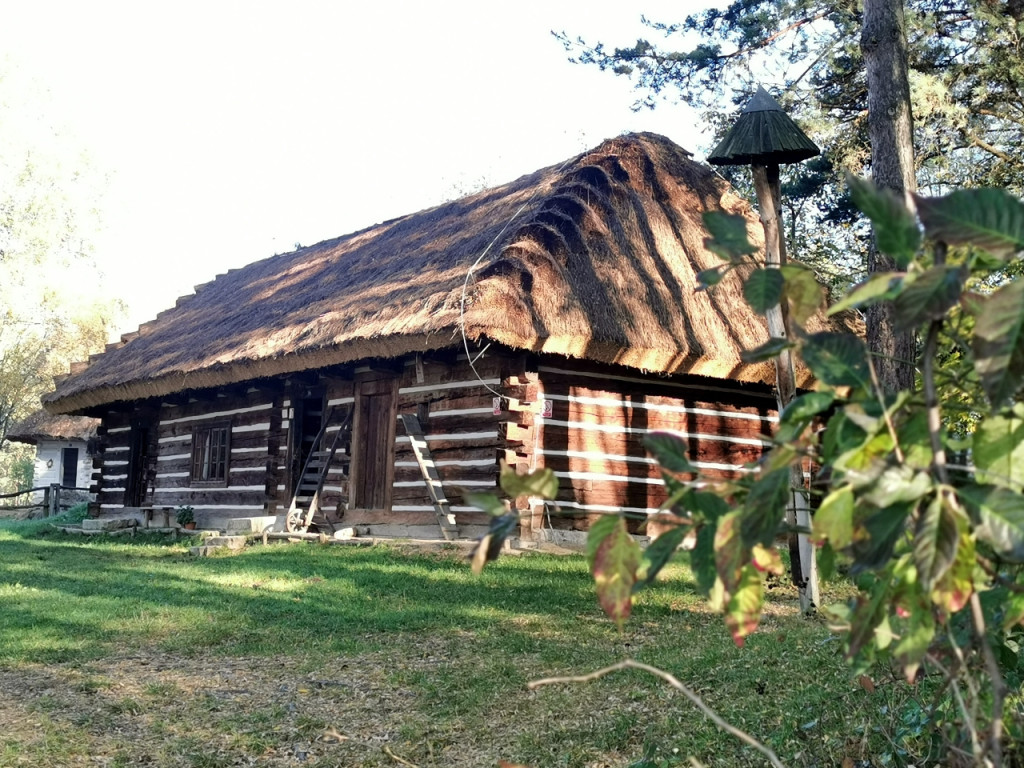 Skansen w Wygiełzowie jesienią. Jest pięknie i kolorowo