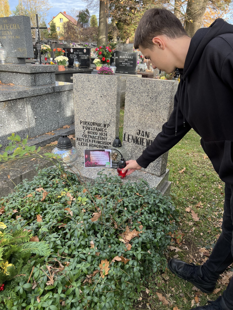 Młodzież z ZSTU w Trzebini odwiedza groby na cmentarzach w ramach akcji #Szkoła Pamięta. Fot. Archiwum szkoły