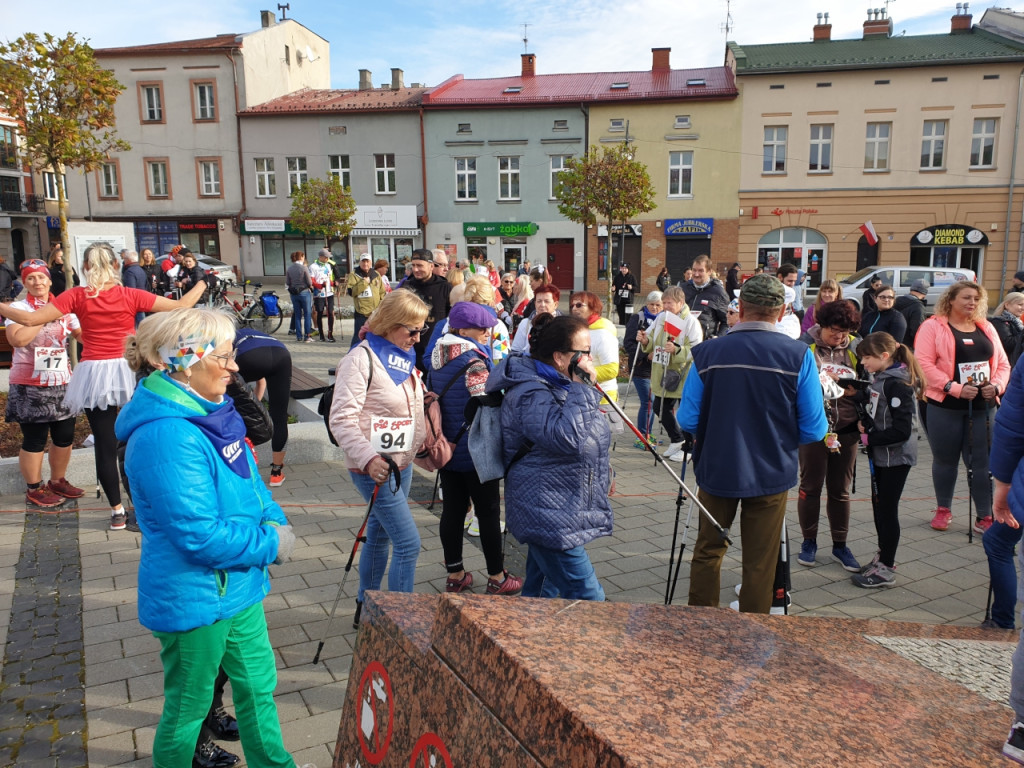 Niepodległościowy marsz nordic walking w Chrzanowie 11.11.2022