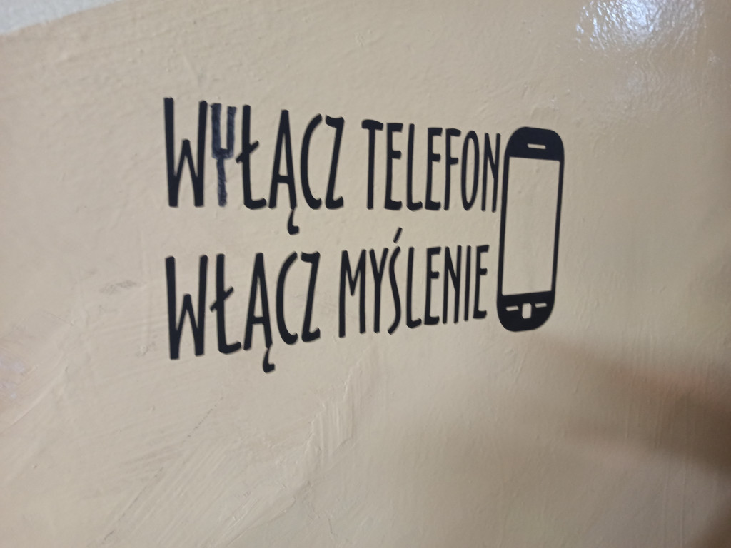 Naklejki w SP 1 w Chrzanowie zdobią ściany i służą uczniom