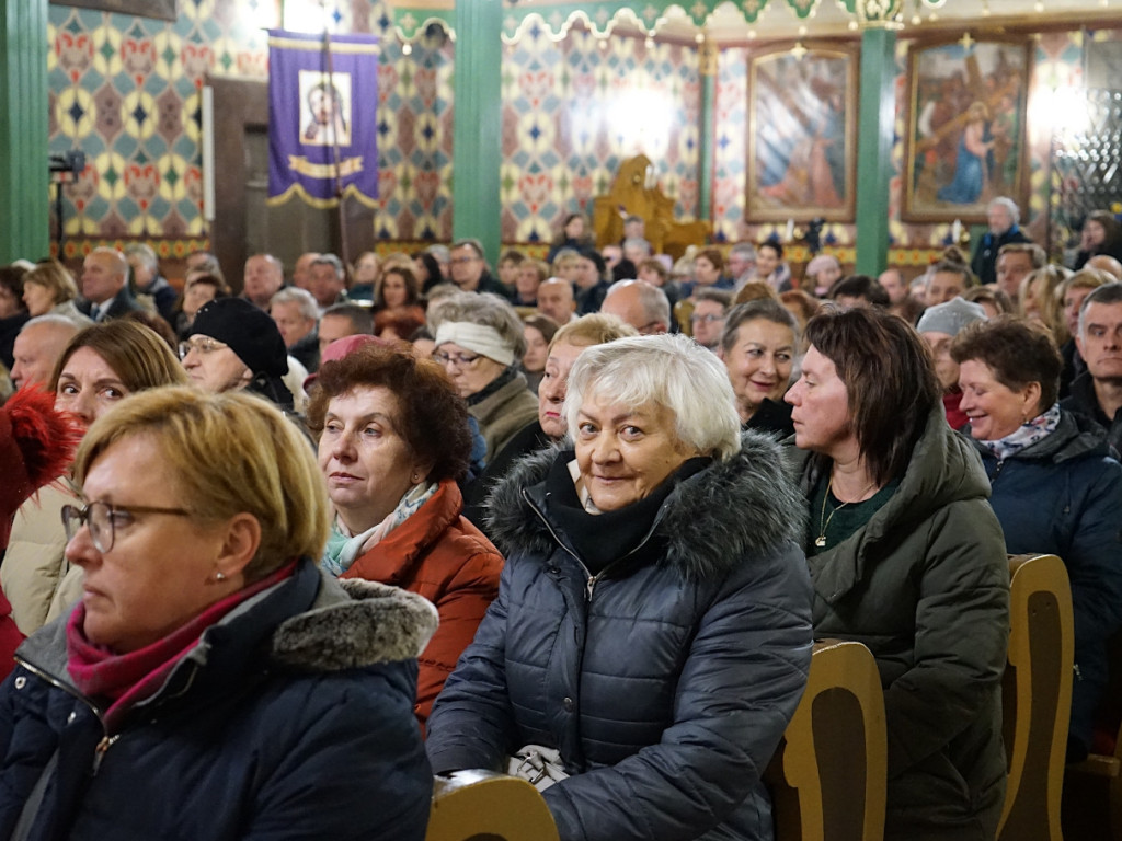 Anna Maria Jopek śpiewa w kościele w Mętkowie
