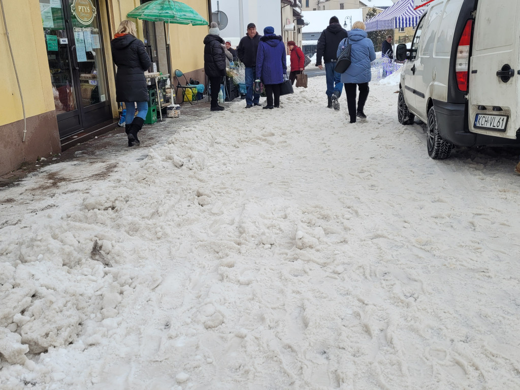 Tak wygląda Trzebinia w śniegu w dzień targowy