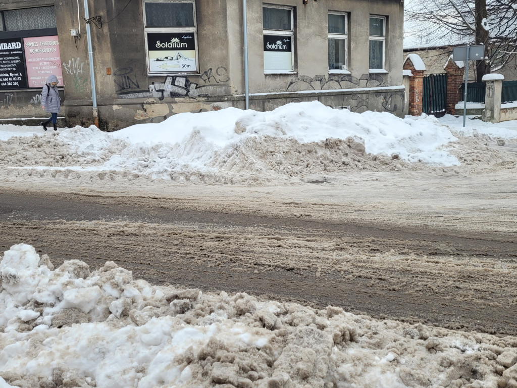 Tak wygląda Trzebinia w śniegu w dzień targowy