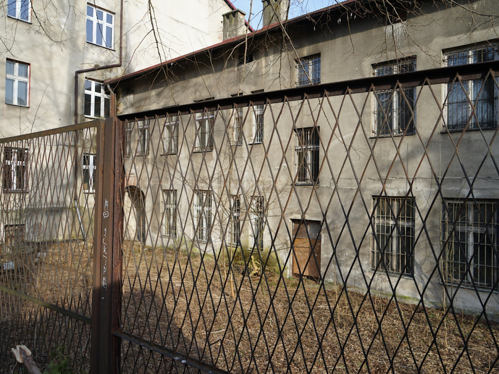 Straszą rudery po dawnej komendzie policji w Chrzanowie