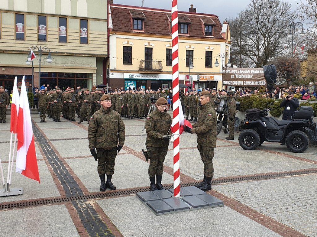 Przysięga żołnierzy WOT na rynku w Trzebini 1.04.2023