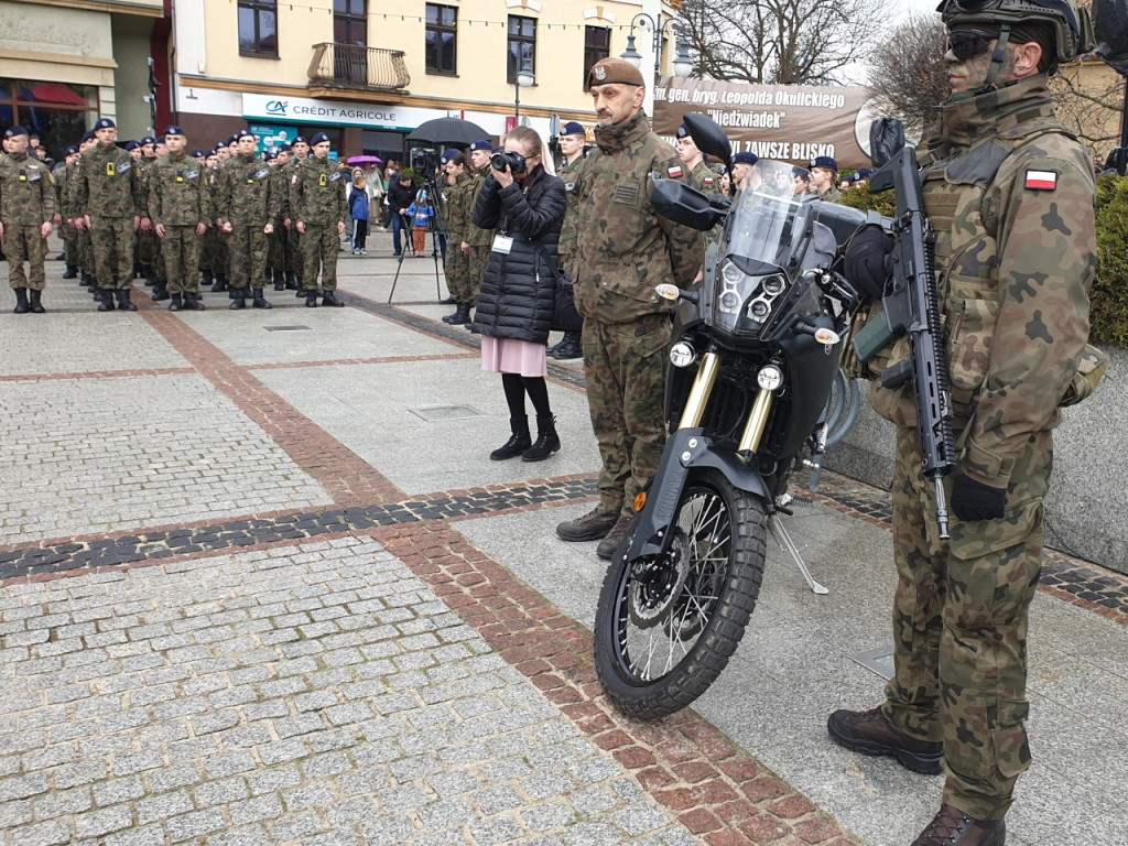 Przysięga żołnierzy WOT na rynku w Trzebini 1.04.2023