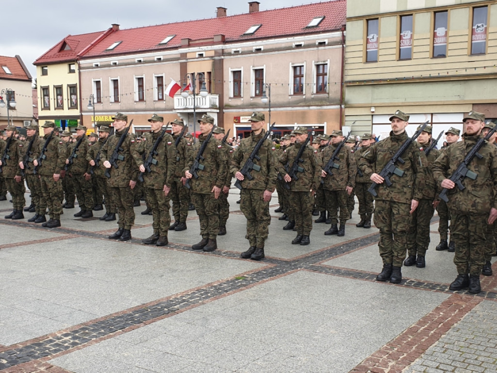 Przysięga żołnierzy WOT na rynku w Trzebini 1.04.2023
