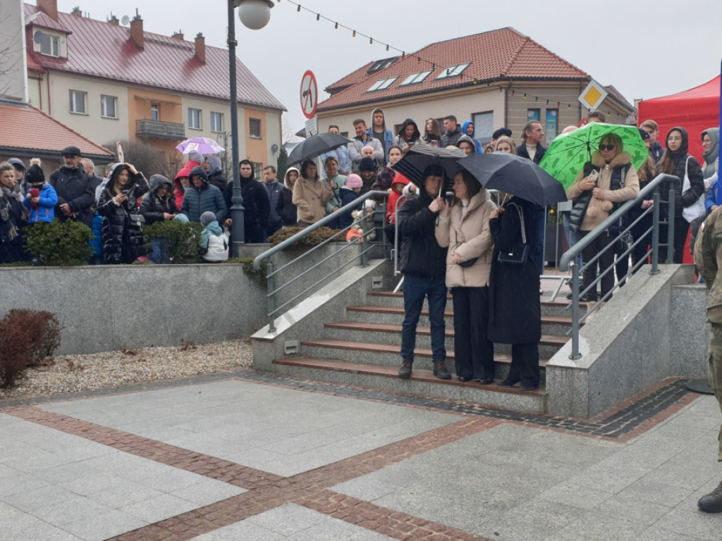 Przysięga żołnierzy WOT na rynku w Trzebini 1.04.2023