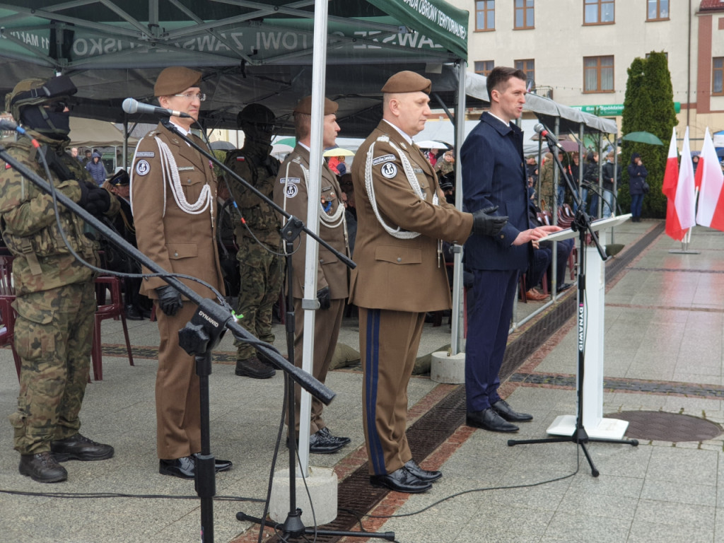 Przysięga żołnierzy WOT na rynku w Trzebini 1.04.2023