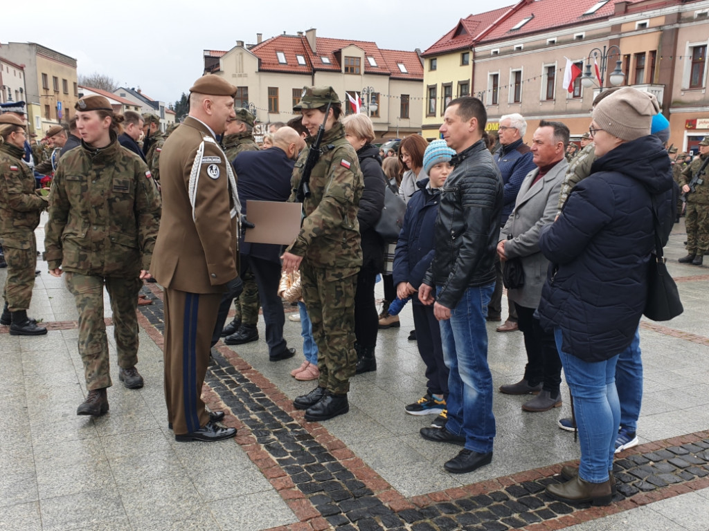 Przysięga żołnierzy WOT na rynku w Trzebini 1.04.2023