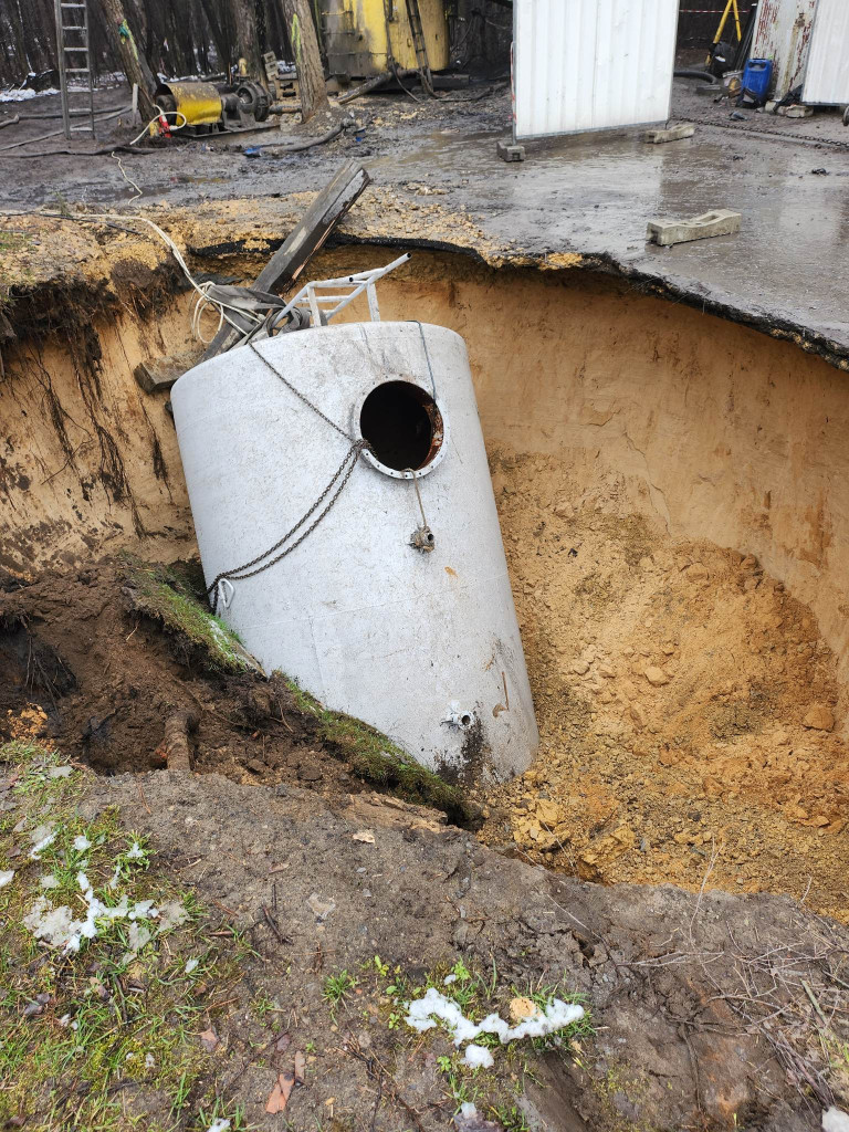 Nowe zapadlisko niedaleko bloku na osiedlu Gaj