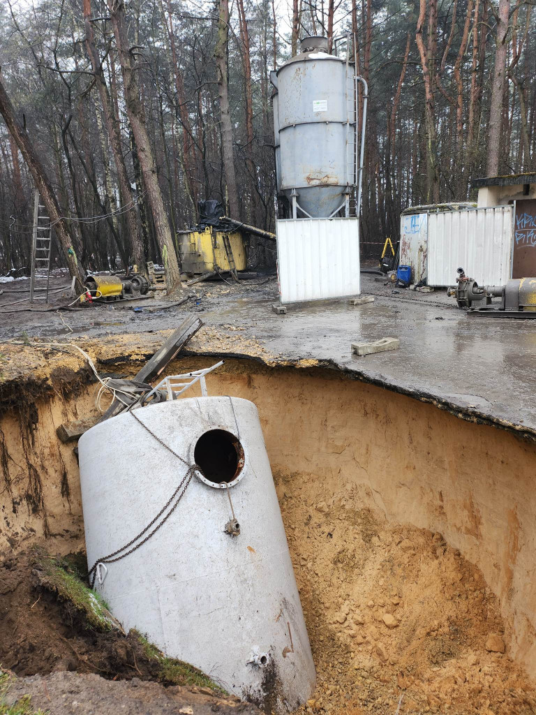 Nowe zapadlisko niedaleko bloku na osiedlu Gaj