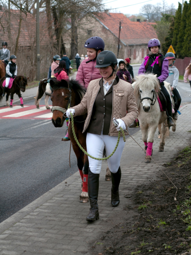 Święcenie pokarmów na kucykach w Tenczynku 8.04.2023