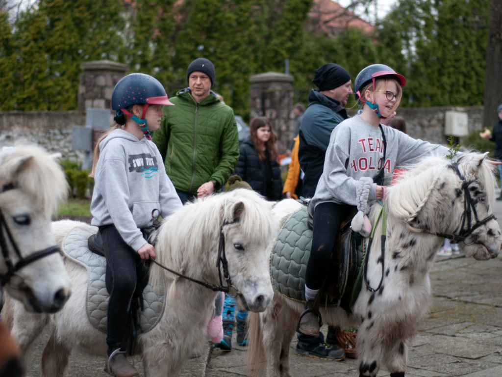 Święcenie pokarmów na kucykach w Tenczynku 8.04.2023