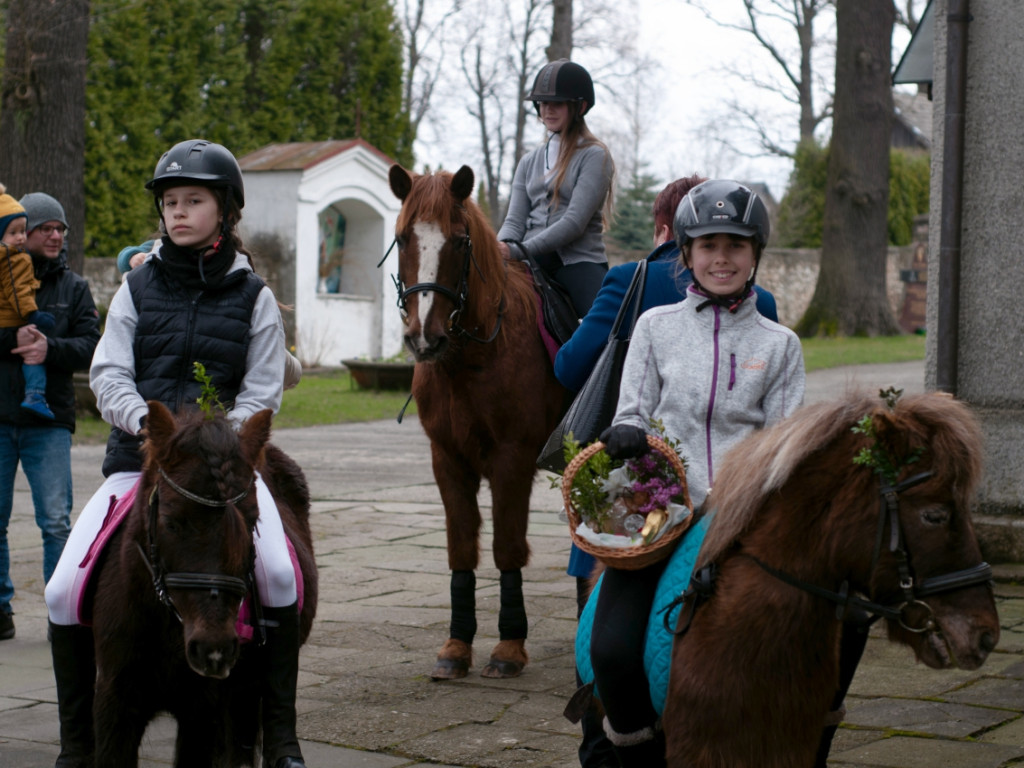 Święcenie pokarmów na kucykach w Tenczynku 8.04.2023