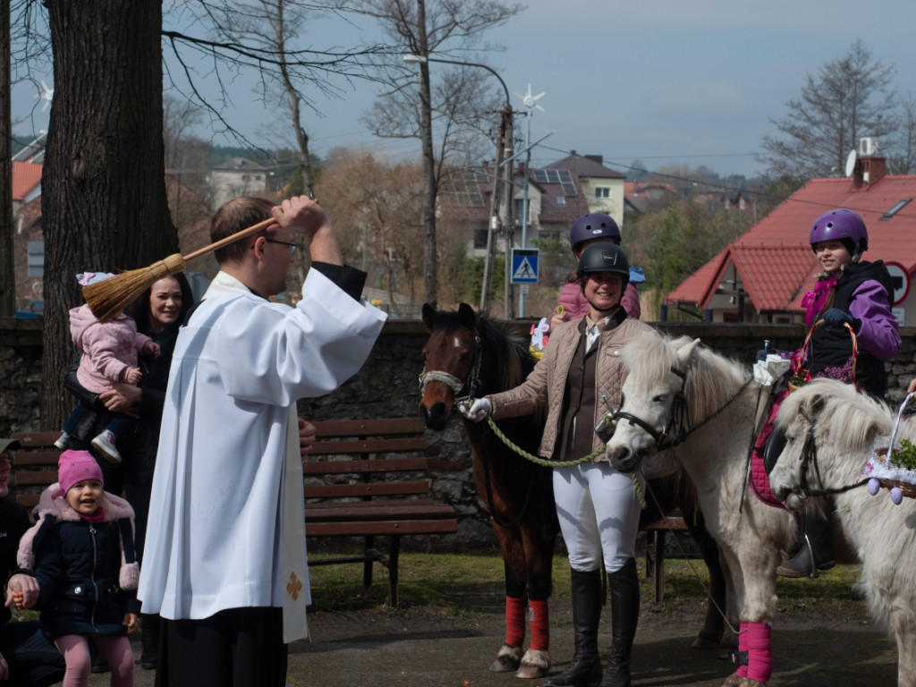 Święcenie pokarmów na kucykach w Tenczynku 8.04.2023