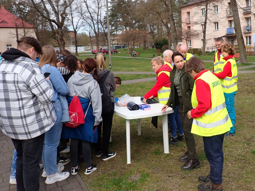 Sprzątanie lasu z PTT Chrzanów - kwiecień 2023