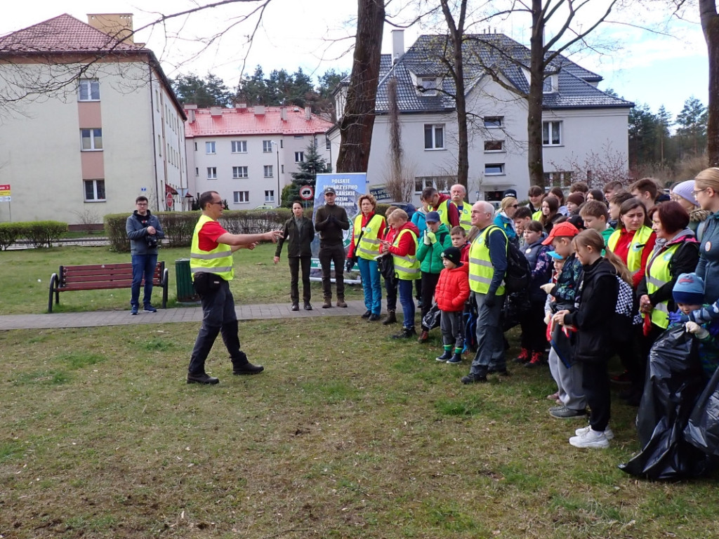 Sprzątanie lasu z PTT Chrzanów - kwiecień 2023