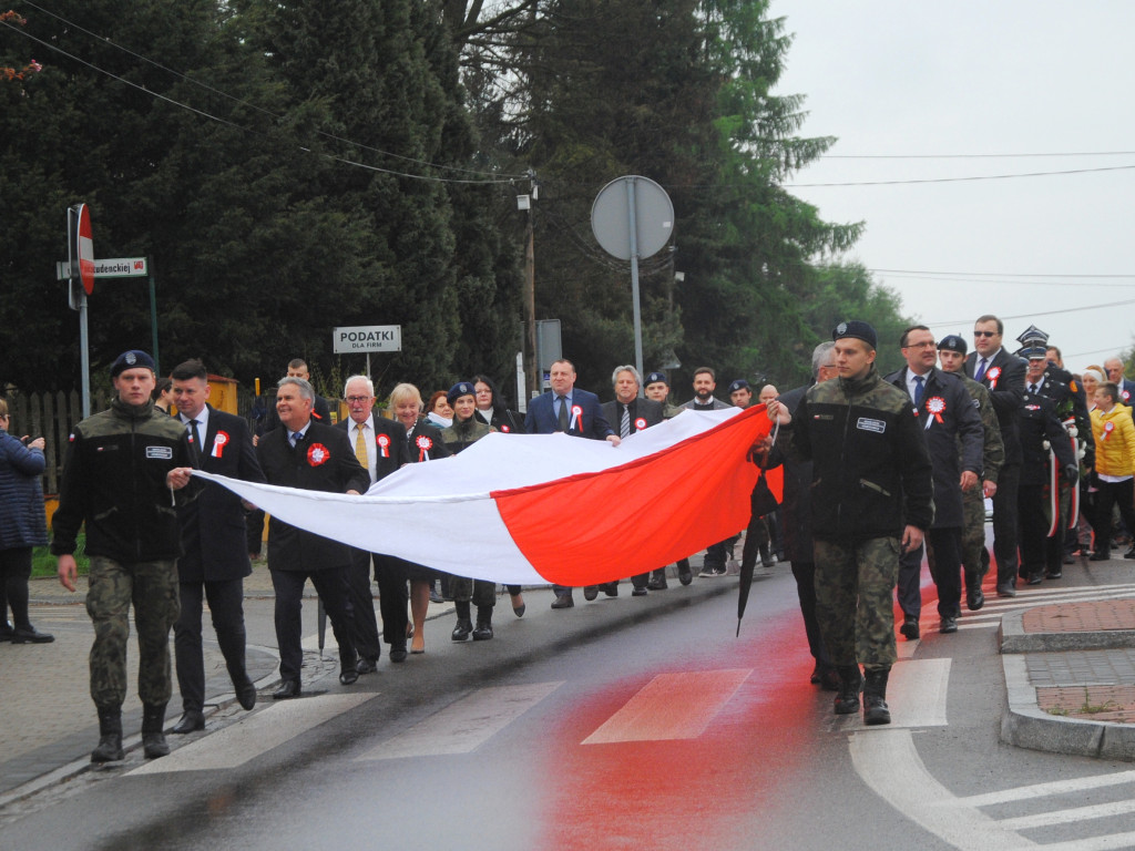 Przemarsz przez Krzeszowice ze 100-metrową flagą 3.05.2023