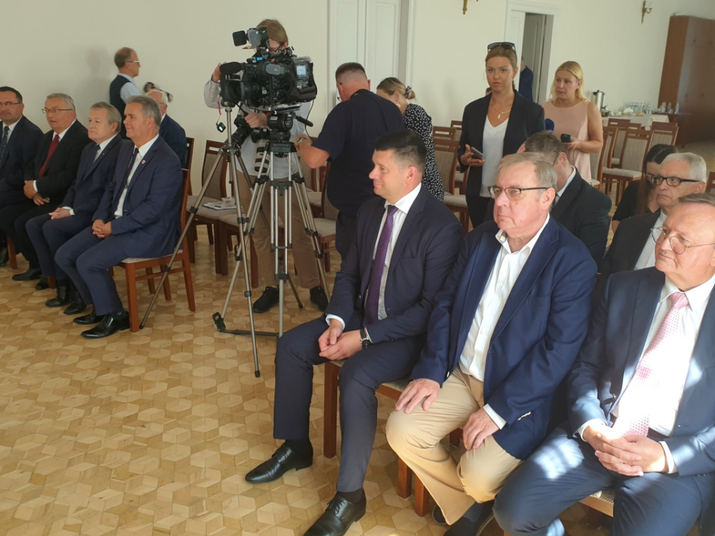 Podpisanie umowy notarialnej przekazania działek na budowę sali koncertowej w Krzeszowicach