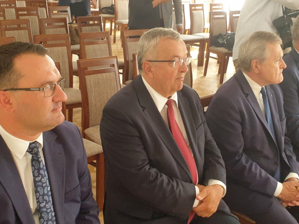 Podpisanie umowy notarialnej przekazania działek na budowę sali koncertowej w Krzeszowicach