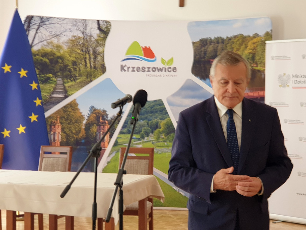 Podpisanie umowy notarialnej przekazania działek na budowę sali koncertowej w Krzeszowicach