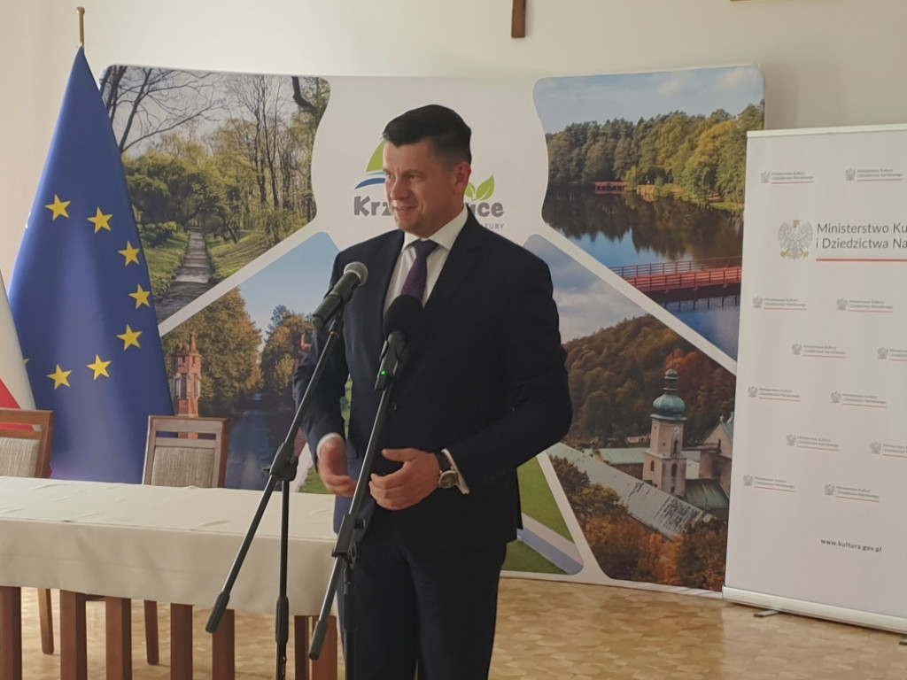 Podpisanie umowy notarialnej przekazania działek na budowę sali koncertowej w Krzeszowicach