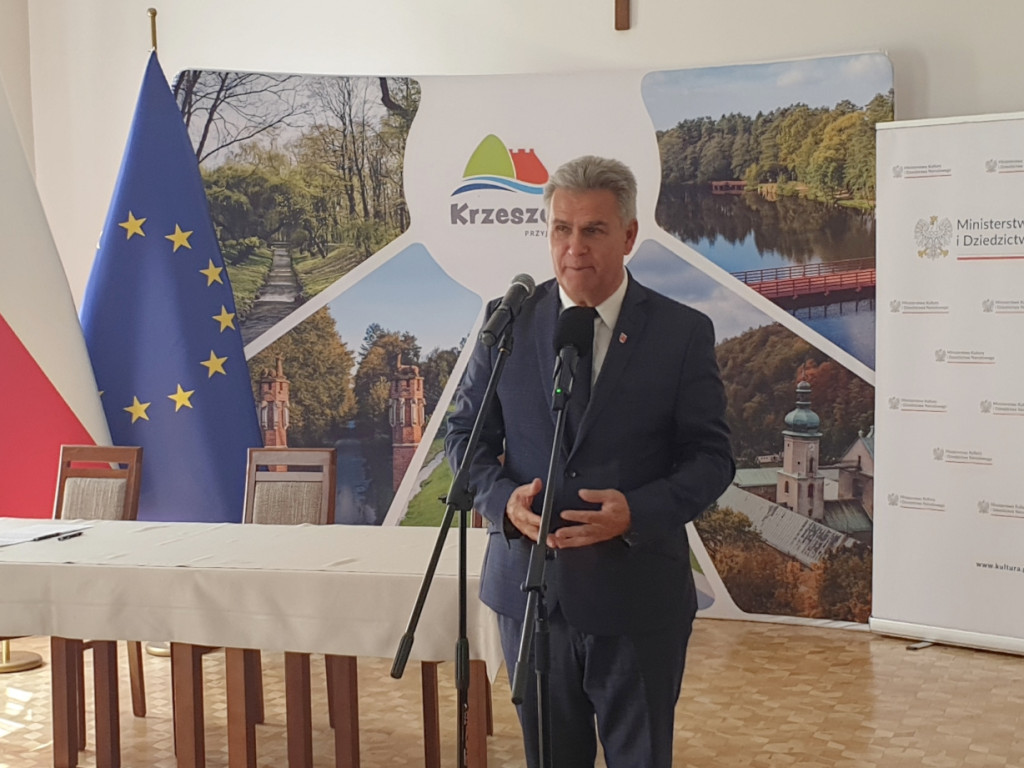 Podpisanie umowy notarialnej przekazania działek na budowę sali koncertowej w Krzeszowicach
