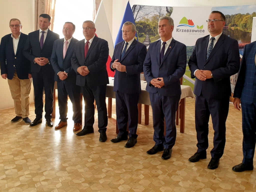 Podpisanie umowy notarialnej przekazania działek na budowę sali koncertowej w Krzeszowicach