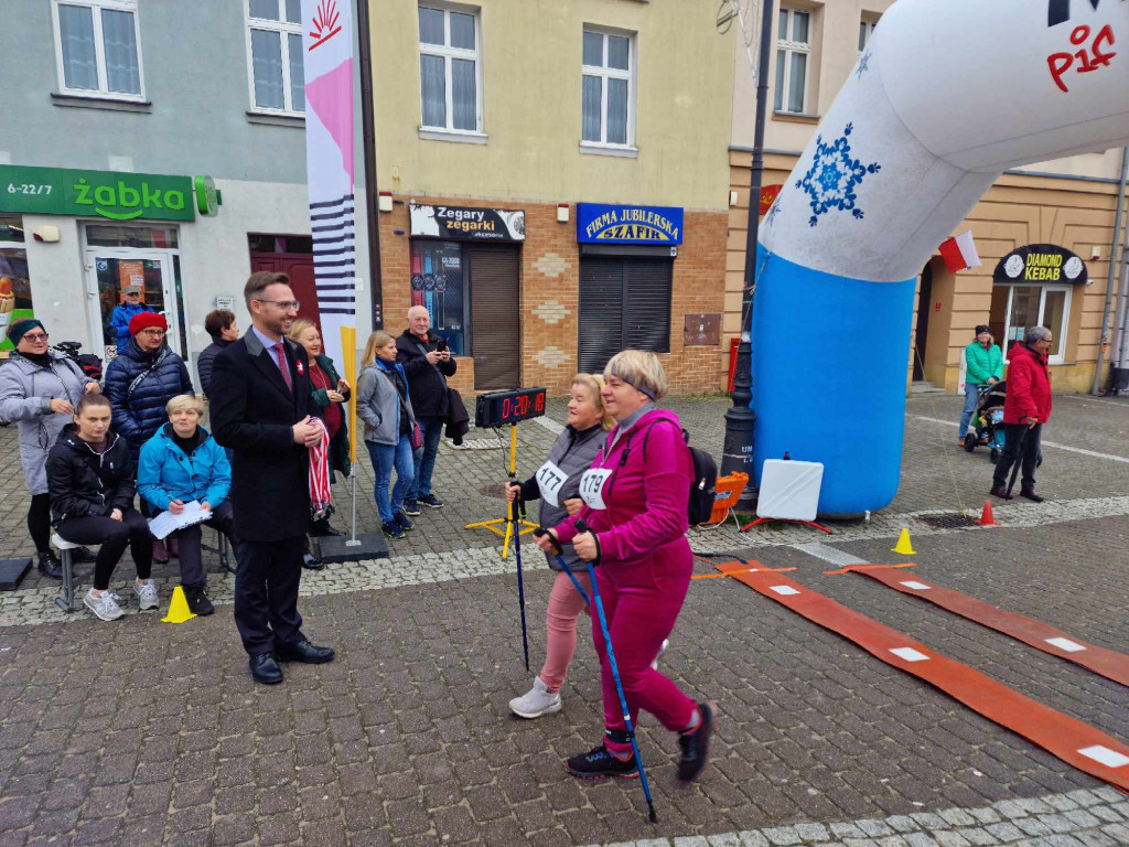 VIII Marsz Niepodległości Nordic Walking - Chrzanów Rynek 11.11.2023r.