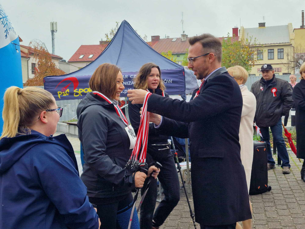 VIII Marsz Niepodległości Nordic Walking - Chrzanów Rynek 11.11.2023r.