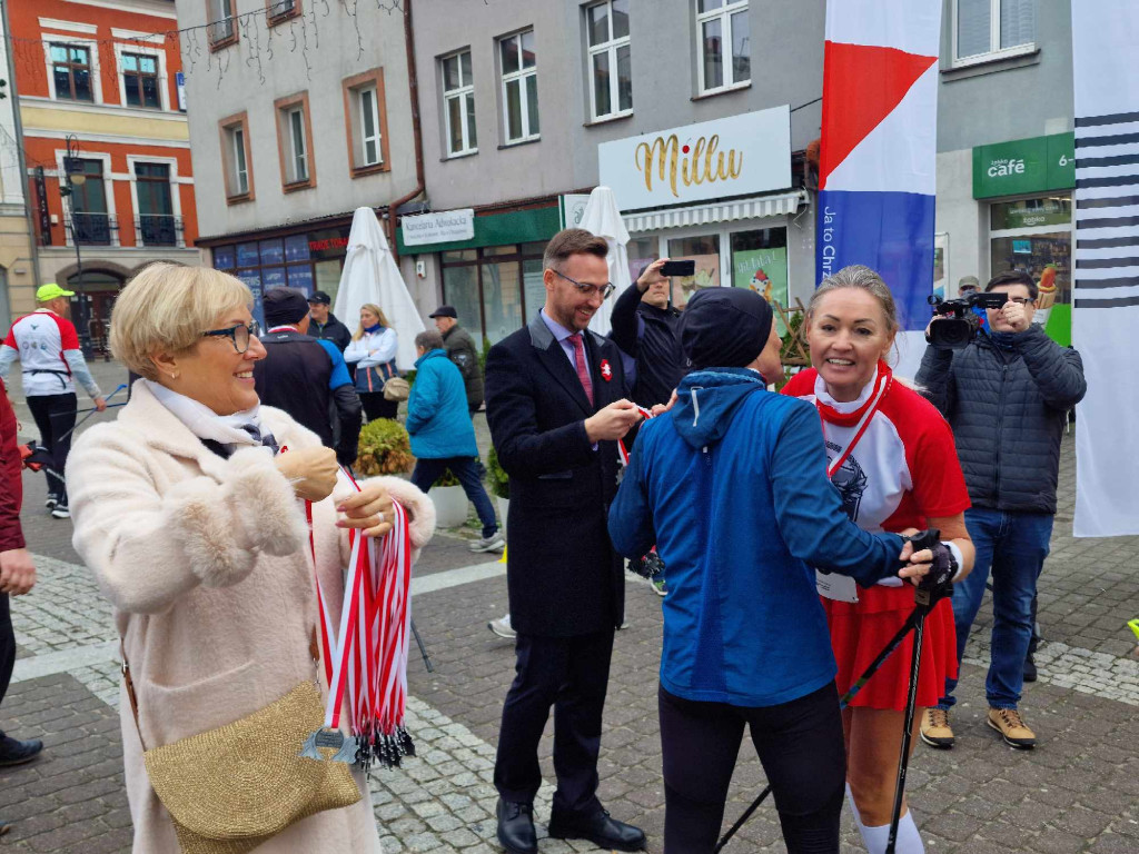 VIII Marsz Niepodległości Nordic Walking - Chrzanów Rynek 11.11.2023r.