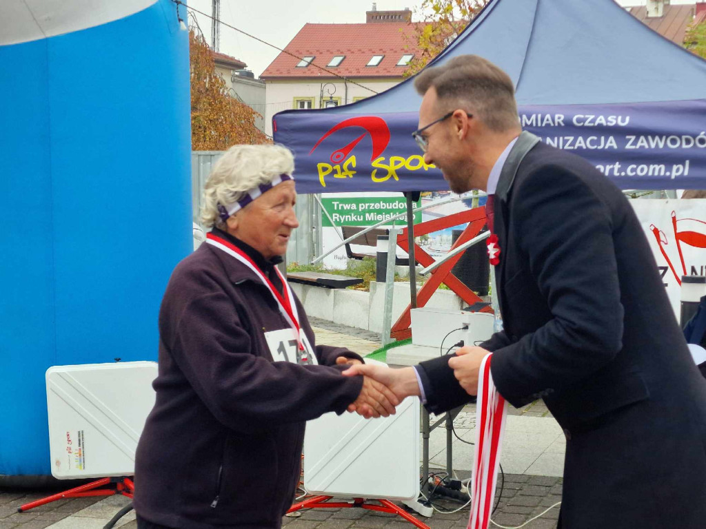 VIII Marsz Niepodległości Nordic Walking - Chrzanów Rynek 11.11.2023r.