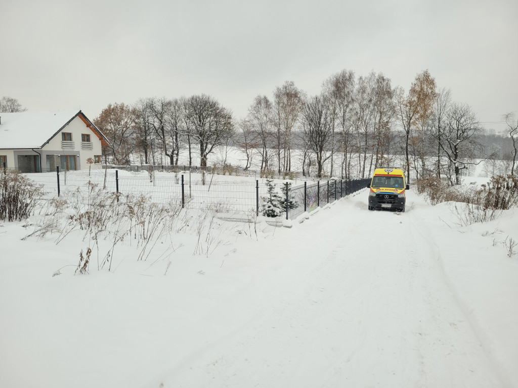 Karetka utknęła w śniegu