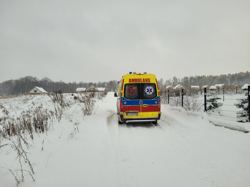 Karetka utknęła w śniegu