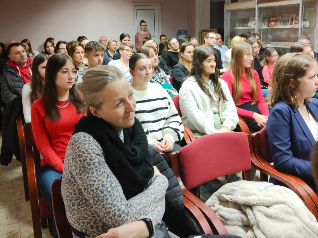 Otwarcie wystawy zdjęć uczniów ZSTU w trzebińskiej bibliotece