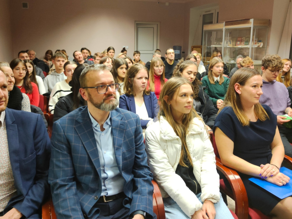 Otwarcie wystawy zdjęć uczniów ZSTU w trzebińskiej bibliotece