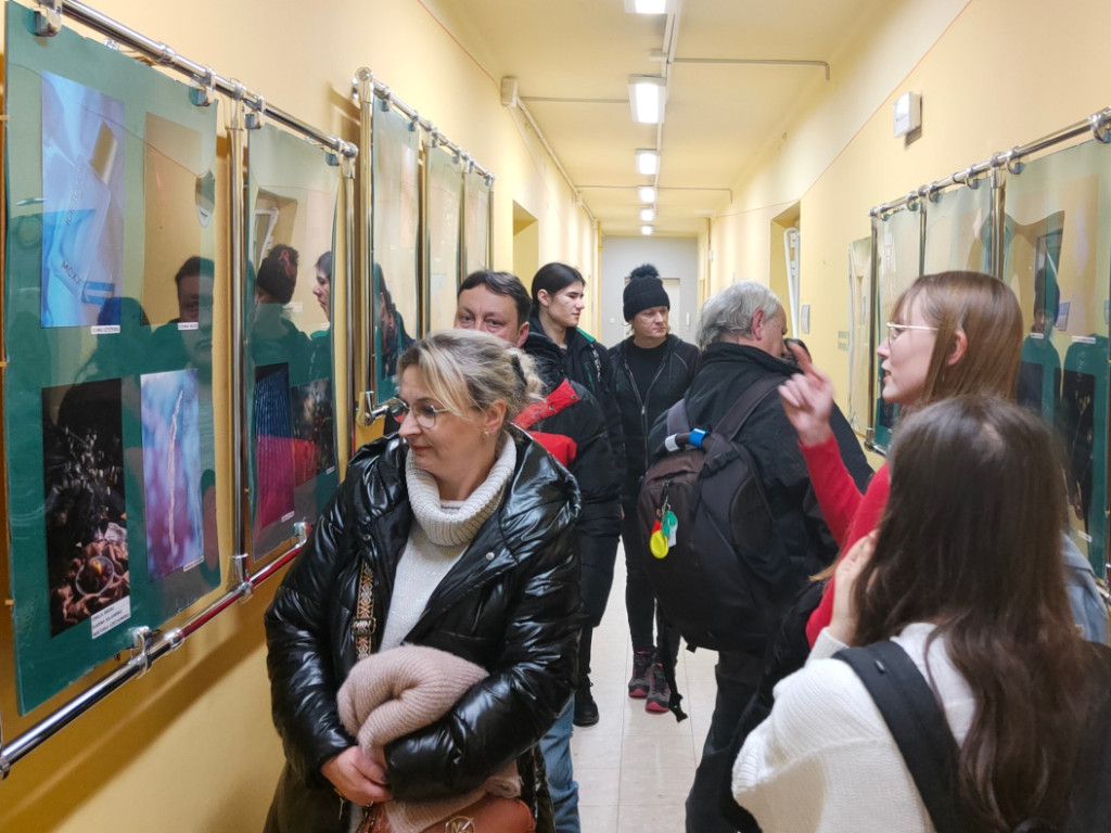 Otwarcie wystawy zdjęć uczniów ZSTU w trzebińskiej bibliotece