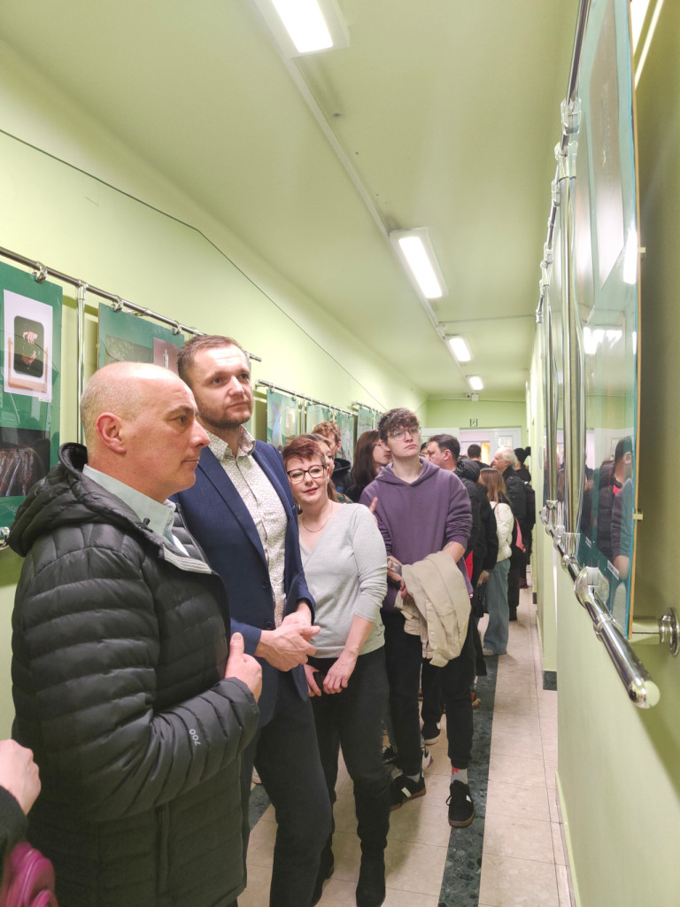 Otwarcie wystawy zdjęć uczniów ZSTU w trzebińskiej bibliotece