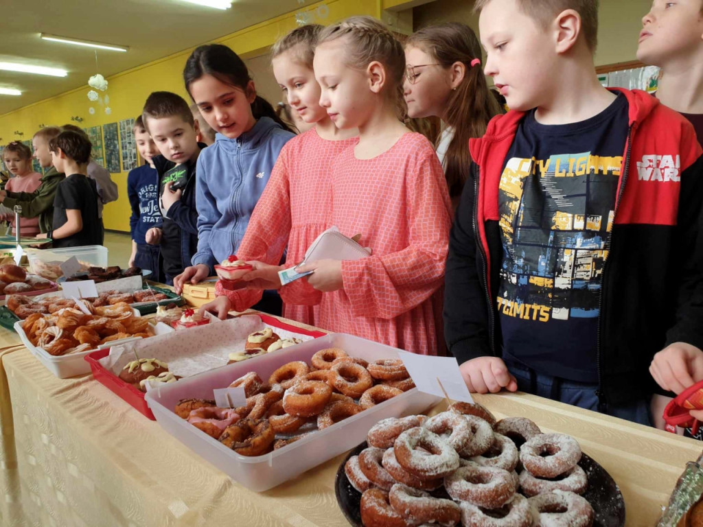 Akcja wyślij pączka do Afryki w SP 8 w Chrzanowie 8.02.2024