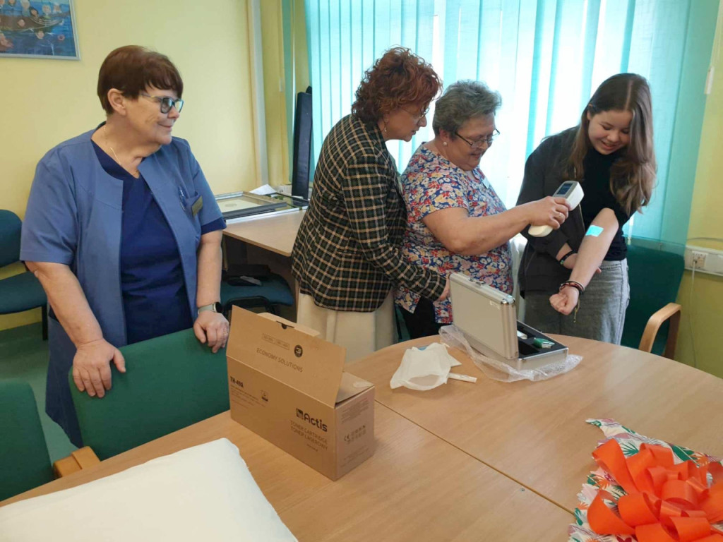 Uczniowie SP 3 w Chrzanowie podarowali oddziałowi paliatywnemu w szpitalu skaner żył 29.02.2024
