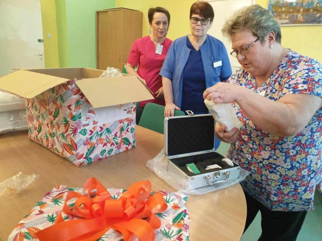 Uczniowie SP 3 w Chrzanowie podarowali oddziałowi paliatywnemu w szpitalu skaner żył 29.02.2024