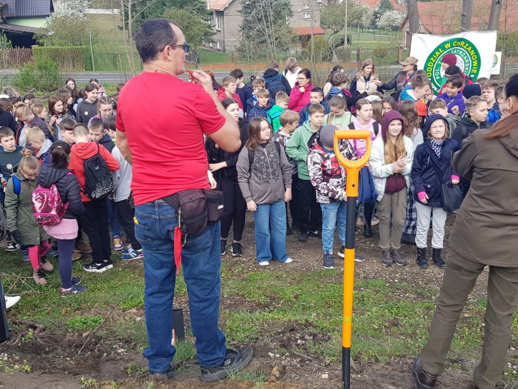 Sadzenie drzew w Pogorzycach z PTT Chrzanów