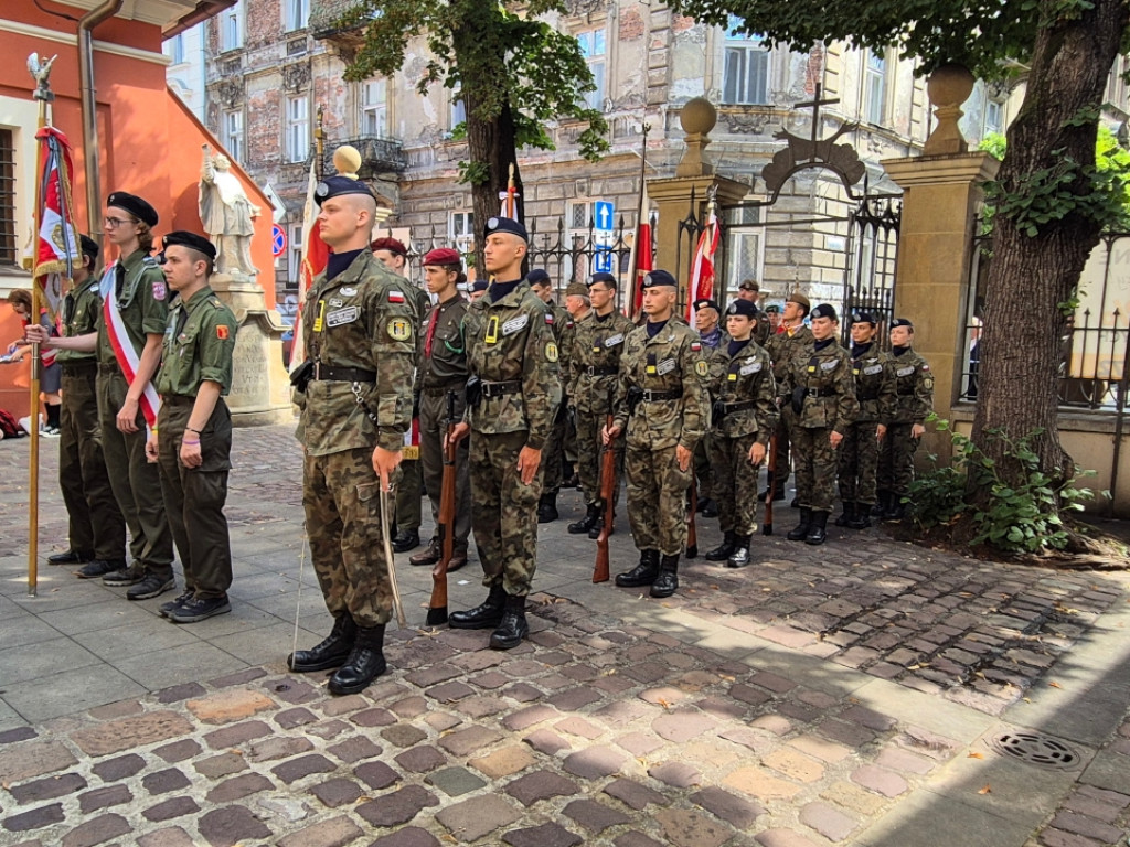 Licealiści z LO w Trzebini im. Batalionu Parasol podczas uroczystości w Krakowie